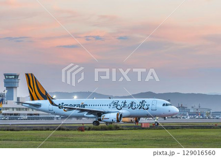 夕暮れの仙台空港 タキシング中の飛行機 宮城県名取市 夕暮れの仙台空港 タキシング中の飛行機 宮城県名取市 129016560