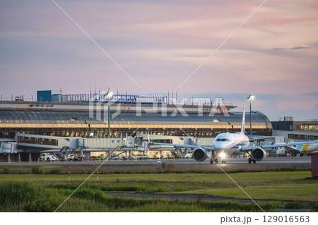 夕暮れの仙台空港　タキシング中の飛行機　宮城県名取市 129016563