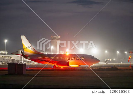 夜の仙台空港 タキシング中の飛行機 宮城県名取市 夜の仙台空港 タキシング中の飛行機 宮城県名取市 129016568