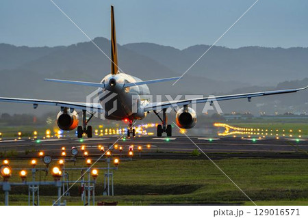 夜の仙台空港 離陸中の飛行機 宮城県名取市 夜の仙台空港 離陸中の飛行機 宮城県名取市 129016571