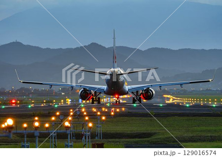 夜の仙台空港　離陸中の飛行機　宮城県名取市 129016574