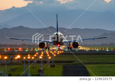 夜の仙台空港　離陸中の飛行機　宮城県名取市 129016575