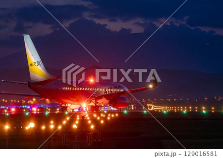 夜の仙台空港　離陸中の飛行機　宮城県名取市 129016581