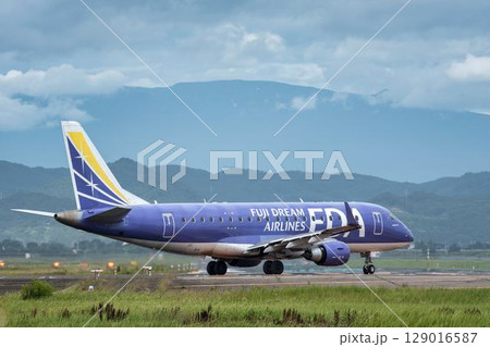 朝の仙台空港　離陸中の飛行機　宮城県名取市 129016587