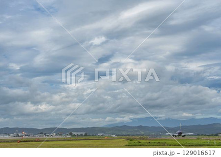 朝の仙台空港　離陸中の飛行機　宮城県名取市 129016617