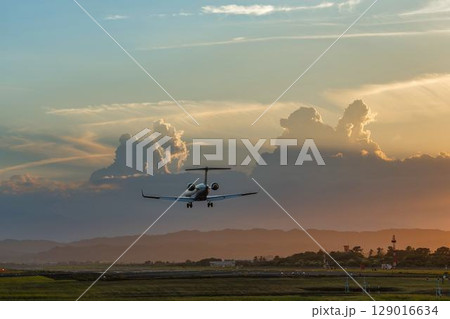 夕暮れの仙台空港　着陸中の飛行機　宮城県名取市 129016634