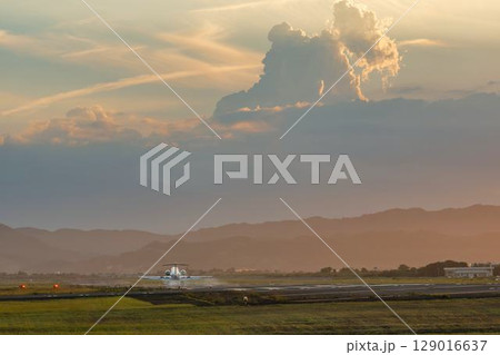 夕暮れの仙台空港 着陸中の飛行機 宮城県名取市 夕暮れの仙台空港 着陸中の飛行機 宮城県名取市 129016637