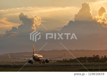 夕暮れの仙台空港 離陸中の飛行機 宮城県名取市 夕暮れの仙台空港 離陸中の飛行機 宮城県名取市 129016639