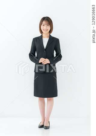 ビジネスウーマン 若い女性 全身 縦 ビジネスウーマン 若い女性 全身 縦 129016663