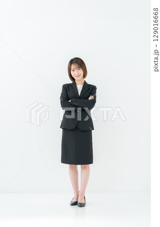 ビジネスウーマン　若い女性　全身　縦 129016668