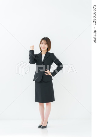 ビジネスウーマン 若い女性 全身 ガッツポーズ ビジネスウーマン 若い女性 全身 ガッツポーズ 129016675