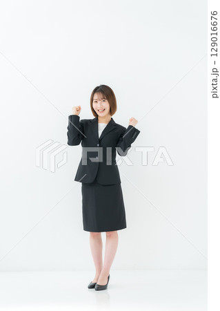 ビジネスウーマン　若い女性　全身　ガッツポーズ 129016676