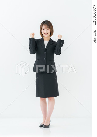 ビジネスウーマン 若い女性 全身 ガッツポーズ ビジネスウーマン 若い女性 全身 ガッツポーズ 129016677