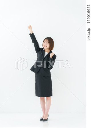 ビジネスウーマン　若い女性　全身　ガッツポーズ 129016681