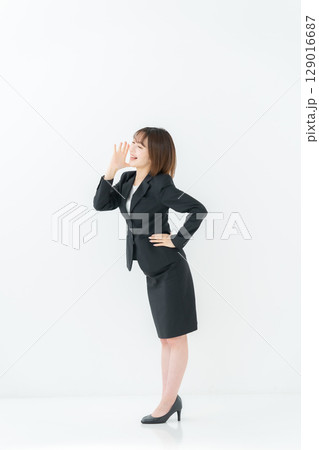 ビジネスウーマン　若い女性　全身　掛け声 129016687
