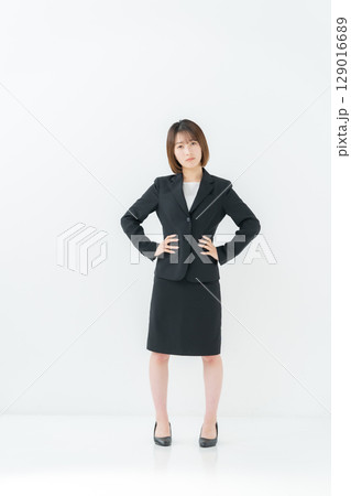 ビジネスウーマン　若い女性　全身　困る 129016689