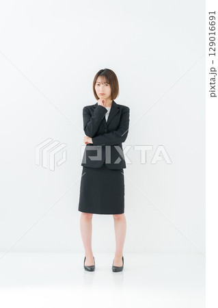 ビジネスウーマン　若い女性　全身　困る 129016691