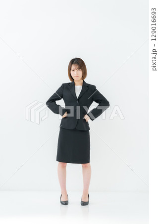 ビジネスウーマン　若い女性　全身　困る 129016693
