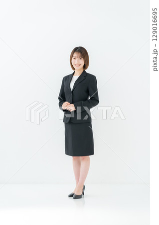 ビジネスウーマン 若い女性 全身 ビジネスウーマン 若い女性 全身 129016695