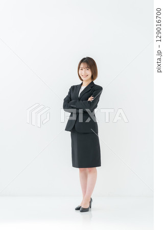 ビジネスウーマン 若い女性 全身 ビジネスウーマン 若い女性 全身 129016700
