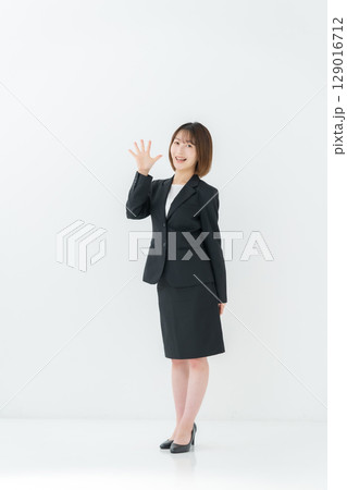ビジネスウーマン 若い女性 全身 5 ビジネスウーマン 若い女性 全身 5 129016712