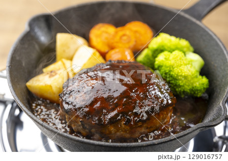 熱々のデミグラスソースハンバーグをスキレットで調理 129016757