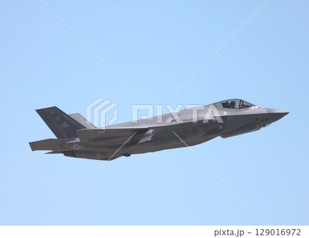 快晴の青空を飛行する米空軍のF-35AライトニングⅡステルス戦闘機 快晴の青空を飛行する米空軍のF-35AライトニングⅡステルス戦闘機 129016972