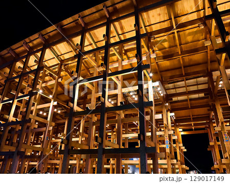 大阪　関西万博　ライトアップされた大屋根リング 129017149