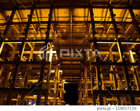 大阪 関西万博 ライトアップされた大屋根リング 大阪 関西万博 ライトアップされた大屋根リング 129017150