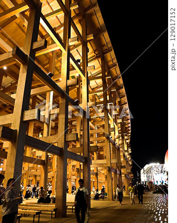 大阪　関西万博　ライトアップされた大屋根リング 129017152