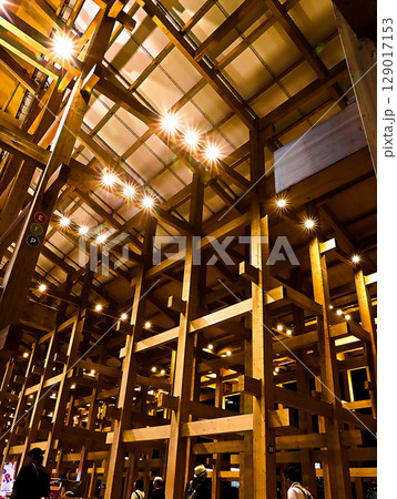 大阪　関西万博　ライトアップされた大屋根リング 129017153