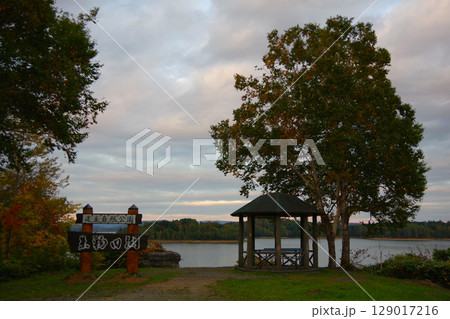 北海道幌加内町　夕暮れの朱鞠内湖展望台 129017216