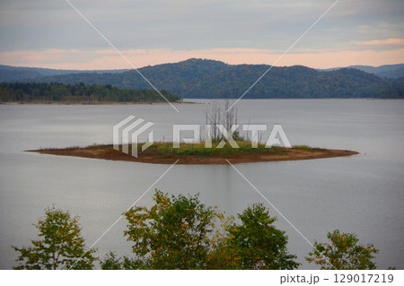 北海道幌加内町　朱鞠内湖展望台からの眺め 129017219