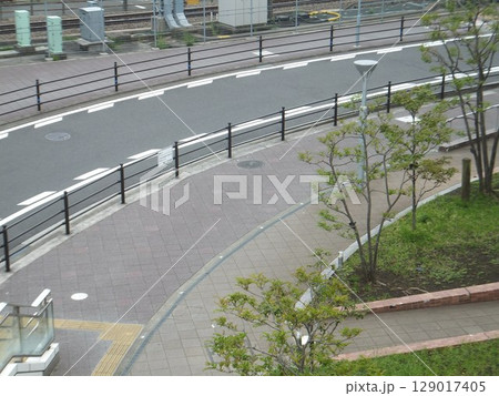 一車線の右カーブと歩道 一車線の右カーブと歩道 129017405