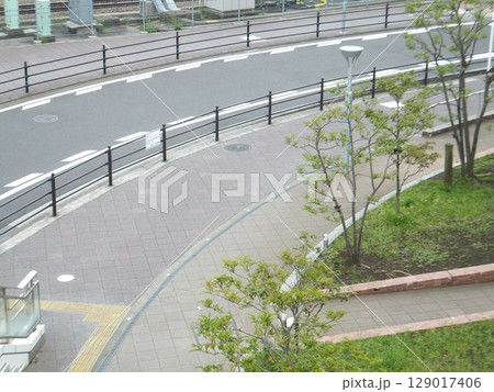 一車線の右カーブと歩道 129017406