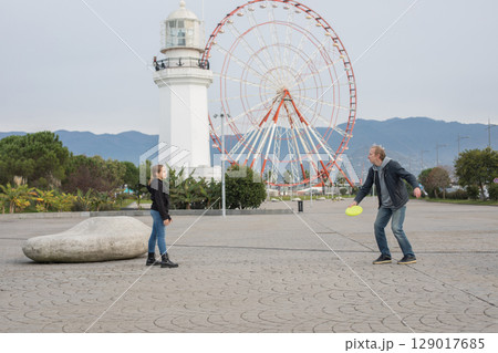 Family together. Father and daughter playing flying disc and having fun outdoors. Happy family 129017685