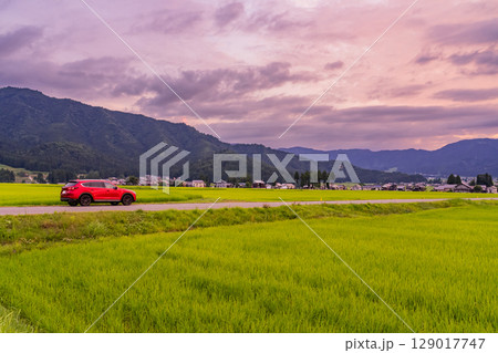 《新潟県》夏の田園風景の夕暮れ・魚沼の大地 《新潟県》夏の田園風景の夕暮れ・魚沼の大地 129017747