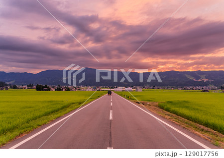 《新潟県》夏の田園風景の夕暮れ・魚沼の大地 129017756