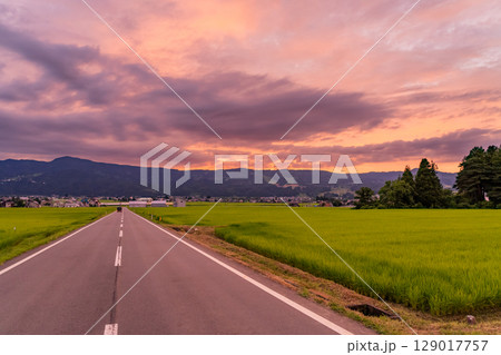 《新潟県》夏の田園風景の夕暮れ・魚沼の大地 129017757