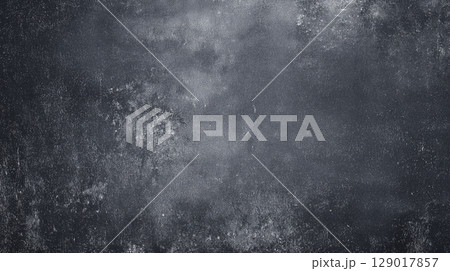黒背景テクスチャ　ムラ感あるダークグレイ粉チョーク壁 129017857