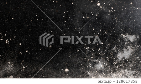 黒背景テクスチャ ペンキ飛沫と粉塵のスプラッシュ 黒背景テクスチャ ペンキ飛沫と粉塵のスプラッシュ 129017858
