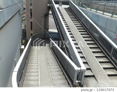 歩道橋の階段スロープ付き 歩道橋の階段スロープ付き 129017873