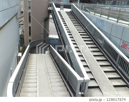 歩道橋の階段スロープ付き 歩道橋の階段スロープ付き 129017874