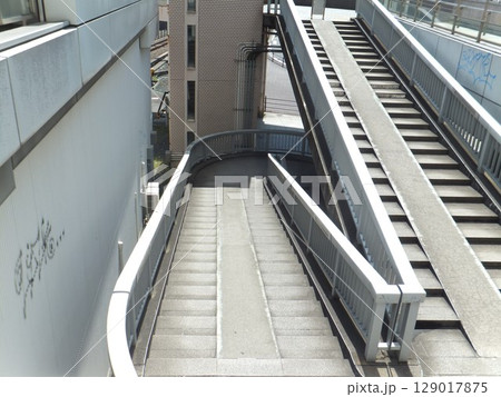 歩道橋の階段スロープ付き 歩道橋の階段スロープ付き 129017875