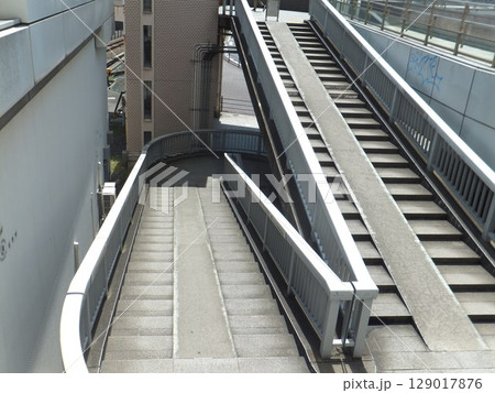 歩道橋の階段スロープ付き 歩道橋の階段スロープ付き 129017876