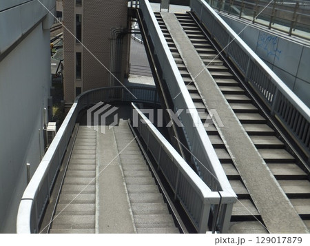 歩道橋の階段スロープ付き 歩道橋の階段スロープ付き 129017879