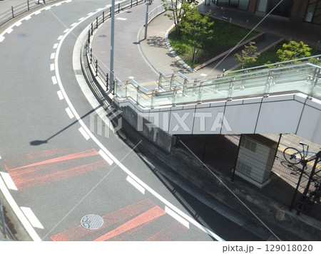 一車線の右カーブと歩道と階段 129018020