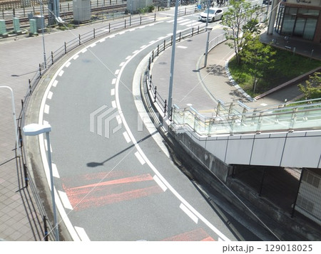 一車線の右カーブと歩道と階段 一車線の右カーブと歩道と階段 129018025