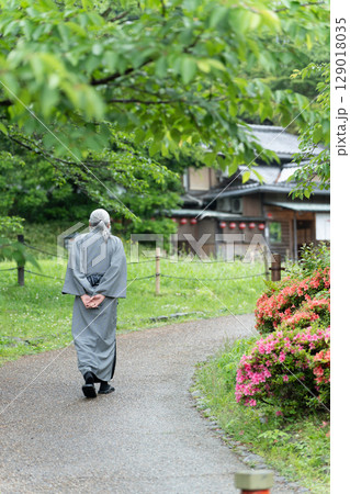 古民家を眺める着物姿の年配男性。京都, 日本 129018035