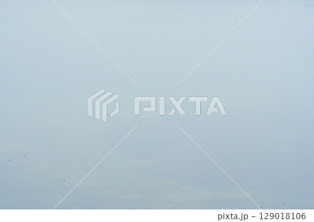 梅雨の朝　霧で霞んだ水面01 129018106